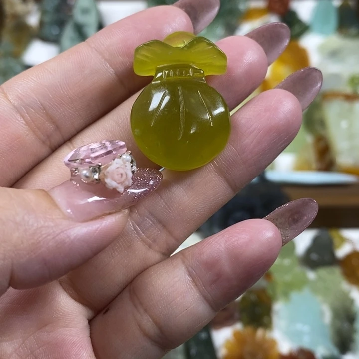 未镶嵌蛇纹石玉吊坠