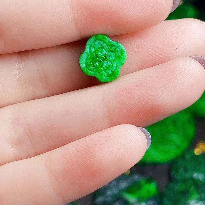 翡翠未镶嵌颈饰多样性