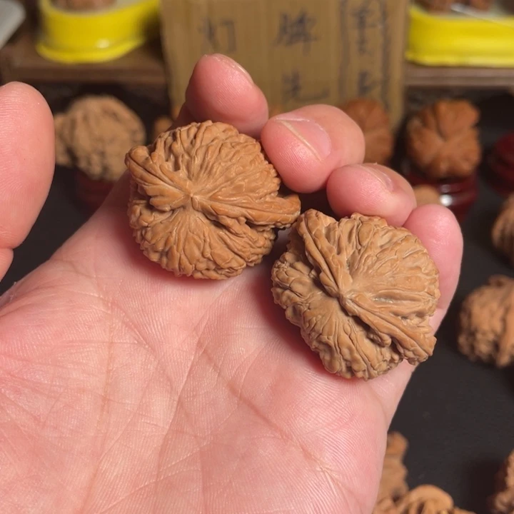 文玩核桃把件地*干核桃
