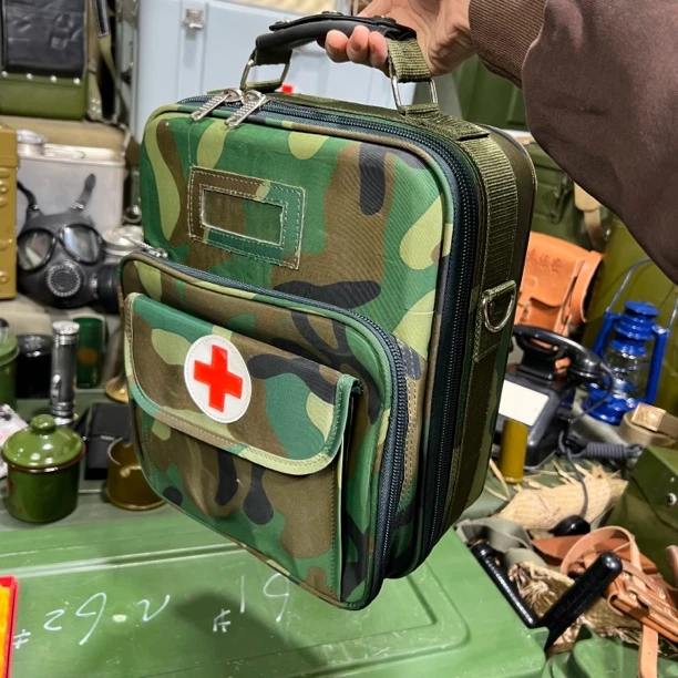 正品绿色卫生包挎包全新库存