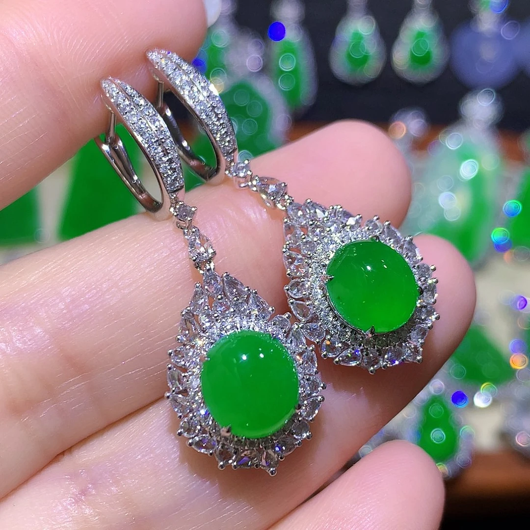 18K金镶嵌翡翠耳饰高冰满绿起光蛋面