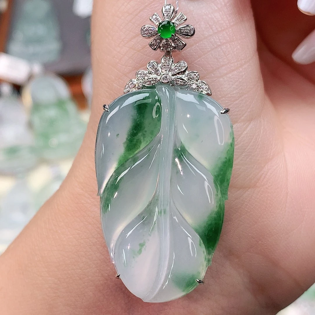 颈饰18K金镶嵌翡翠叶子