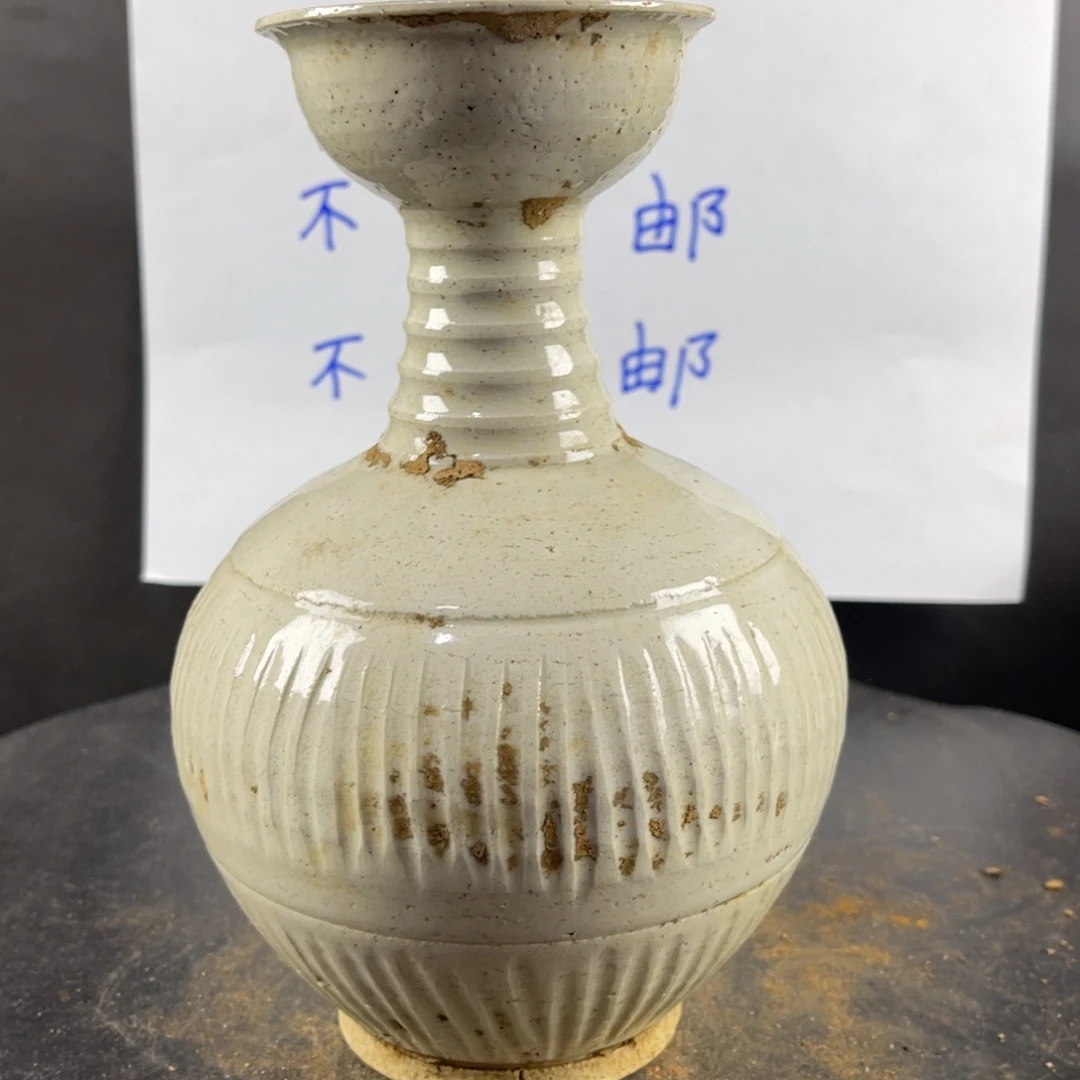 罐漂亮的小瓷器和