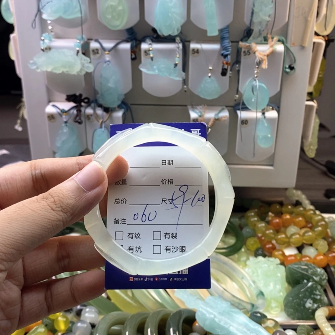 未镶嵌蛇纹石玉颈饰