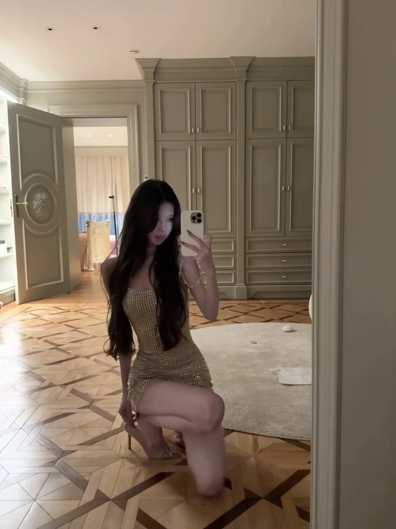 轻奢重工大闪钻辣妹挂脖连衣短裙新款女修身礼服裙纯欲收腰连衣裙