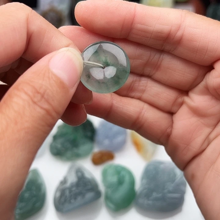 翡翠未镶嵌颈饰平安扣