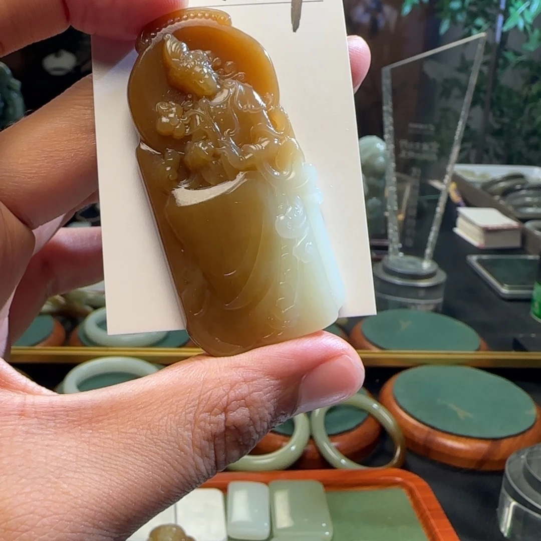 绿***灵和田玉（糖玉）未镶嵌手镯