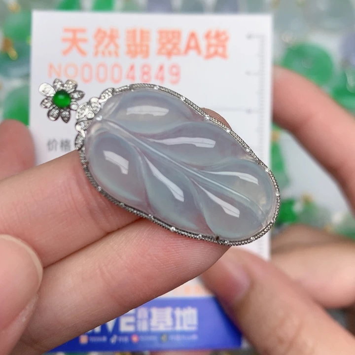 颈饰18K金镶嵌翡翠叶子