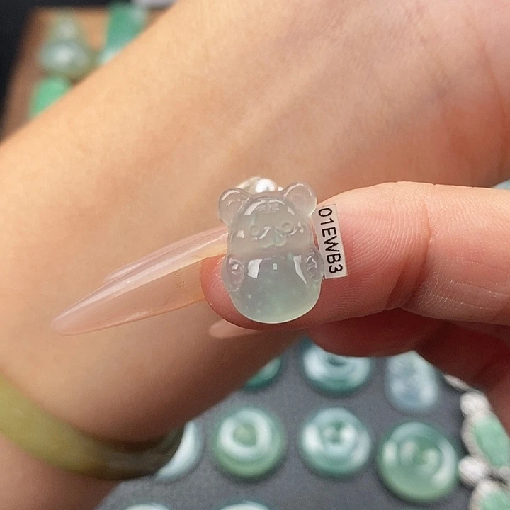 翡翠未镶嵌颈饰老虎