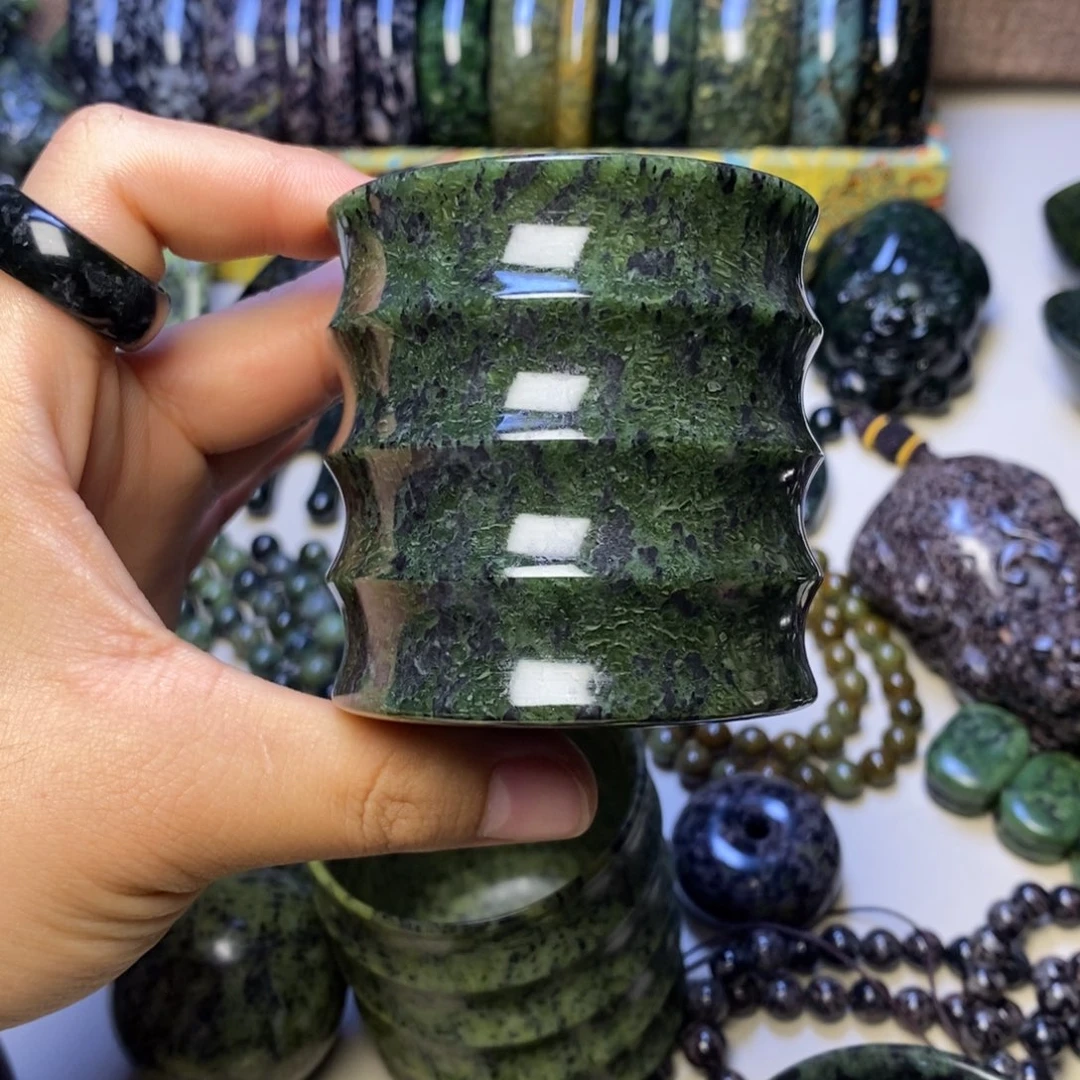 坤***泽蛇纹石玉未镶嵌颈饰