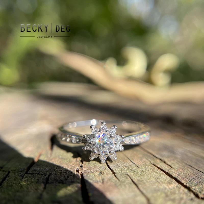 925银莫桑石戒指 纯银莫桑钻戒指女轻奢高级感花型钻戒女王桂冠