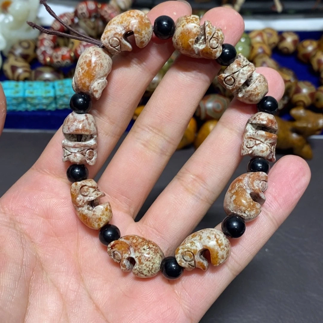透闪石质玉未镶嵌颈饰