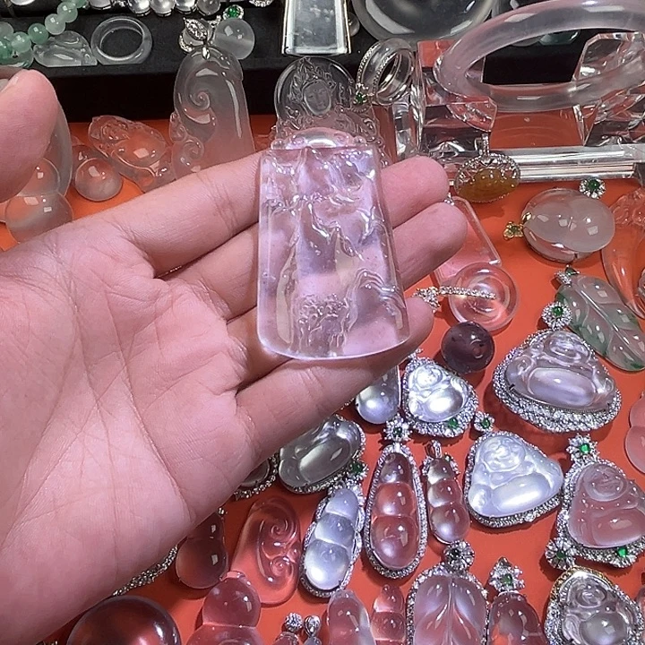 顺***为石英质玉未镶嵌颈饰
