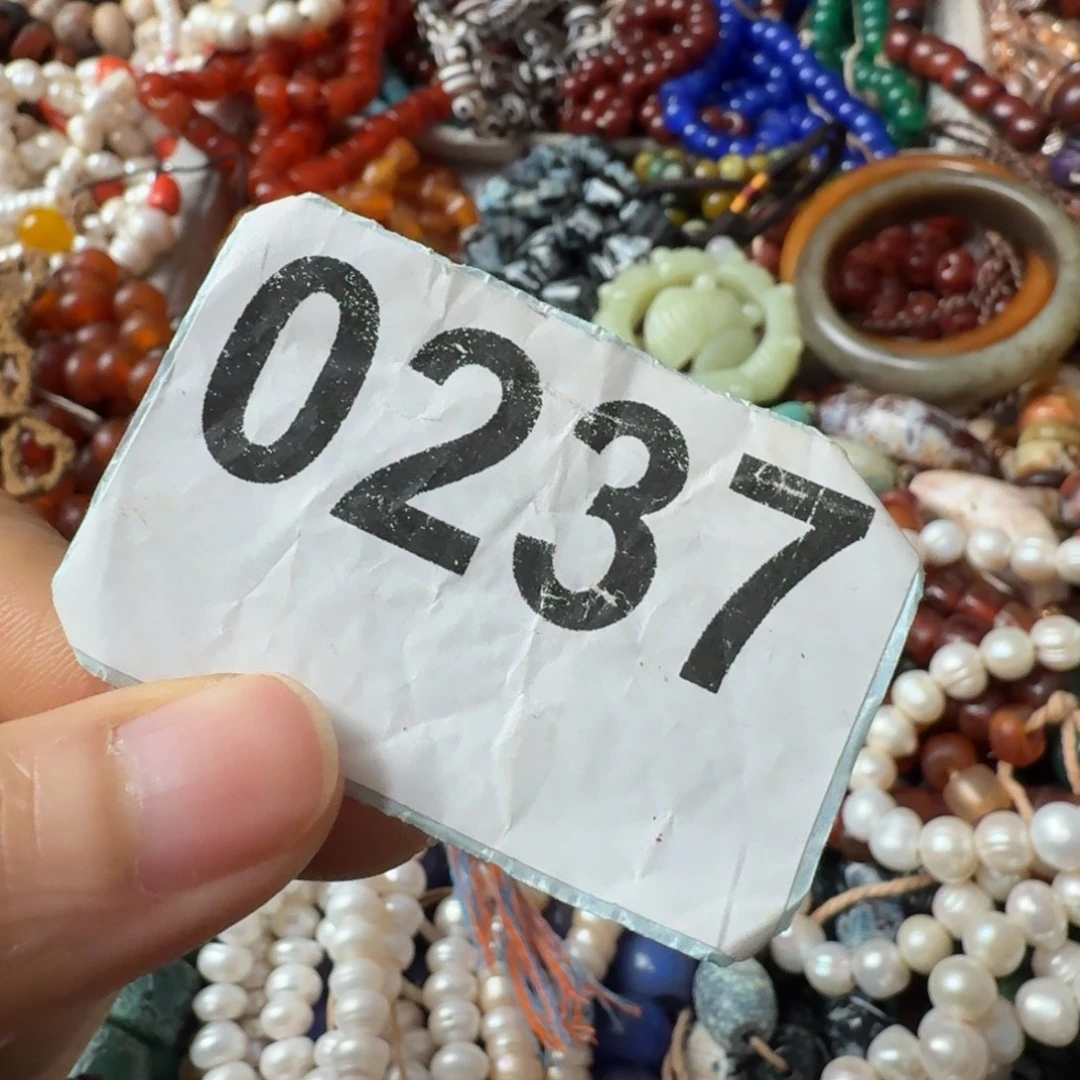 伊***e玛瑙/玉髓未镶嵌颈饰