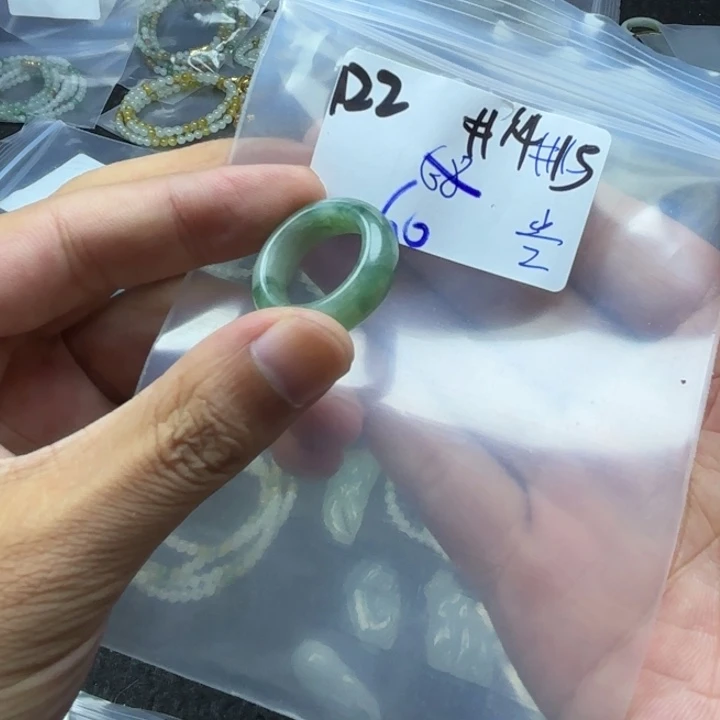 青****颈饰未镶嵌翡翠戒指