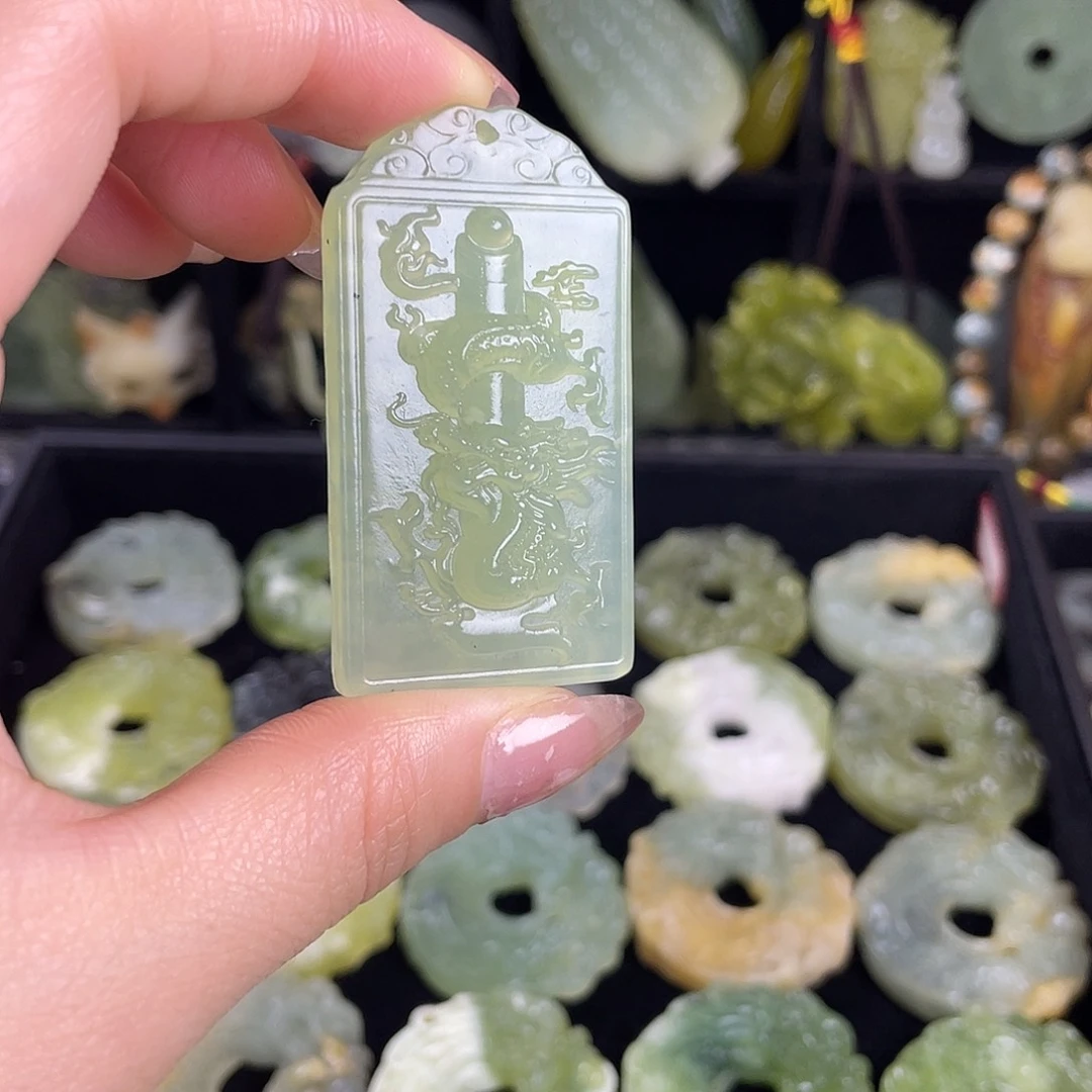 岫玉未镶嵌颈饰吊坠