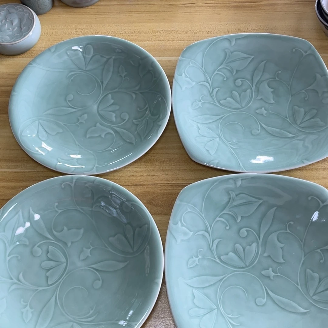 瓷微瑕玉兰圆盘和玉兰方盘各 2 个