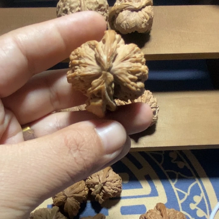 吊坠文玩核桃白狮子有虫爬