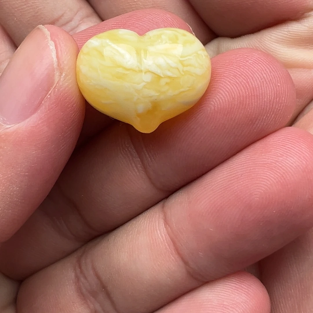 琥珀未镶嵌裸石2.59克半面虎皮屁桃