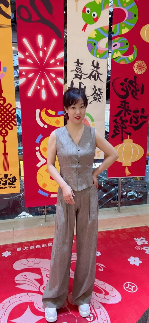 迪家时尚亚麻色裤子