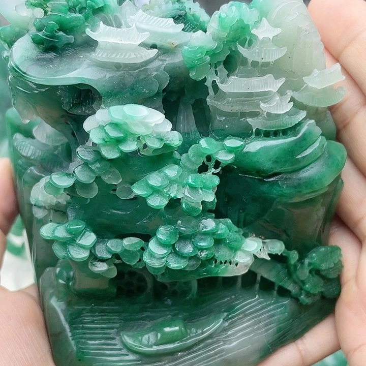 未镶嵌定制石英质玉（非洲翠）鲨**装