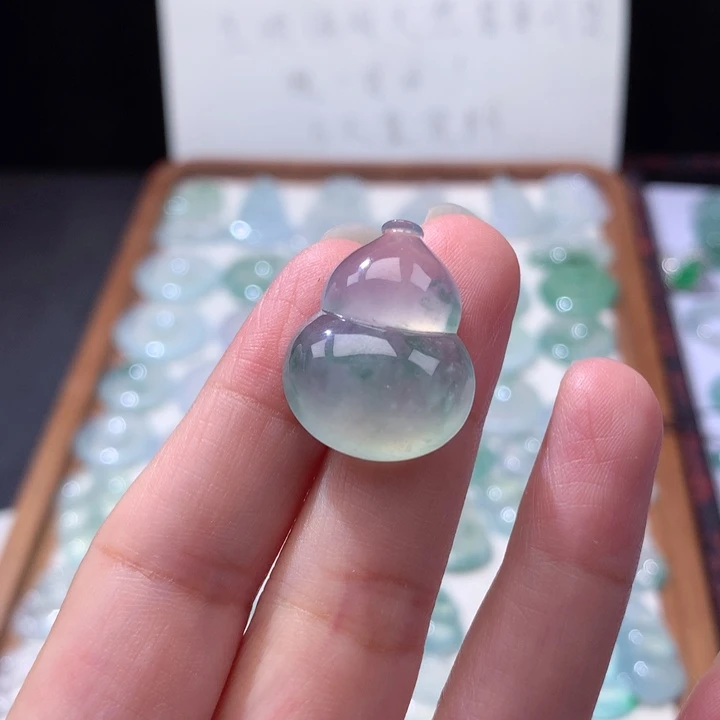 颈饰未镶嵌翡翠冰种飘花大葫芦