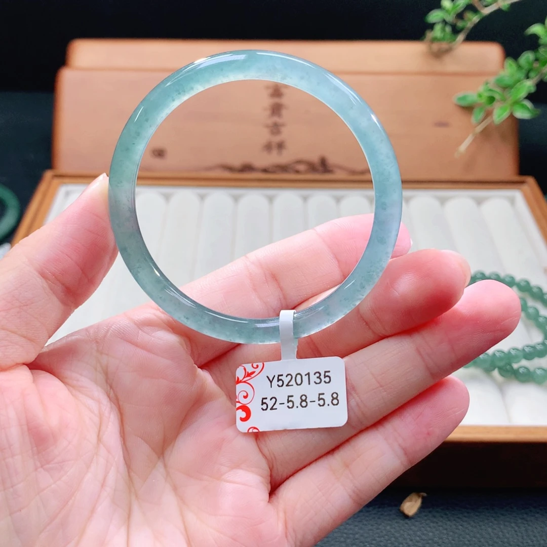 未镶嵌手镯（圆镯）翡翠