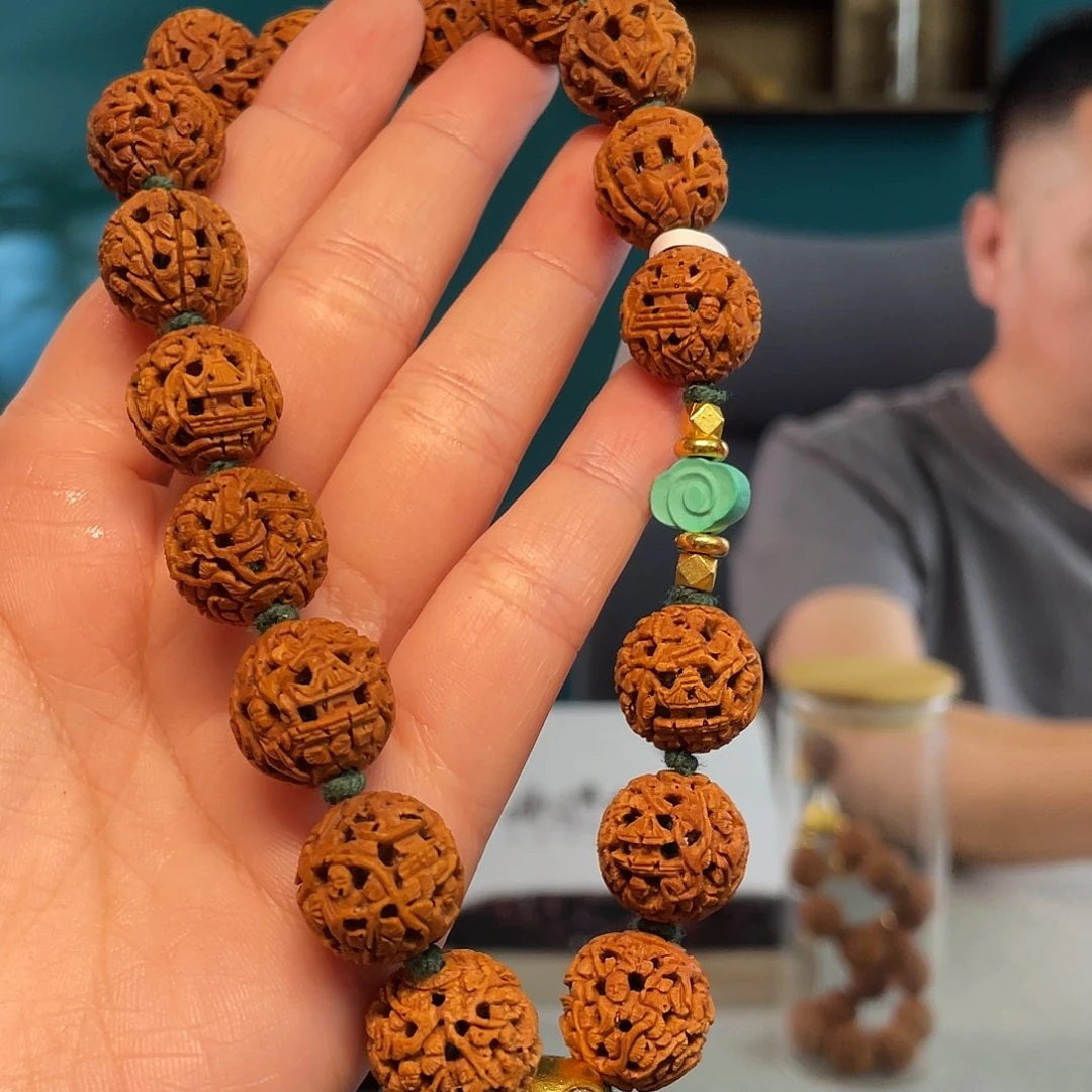 山桃核风景罗汉核雕作品