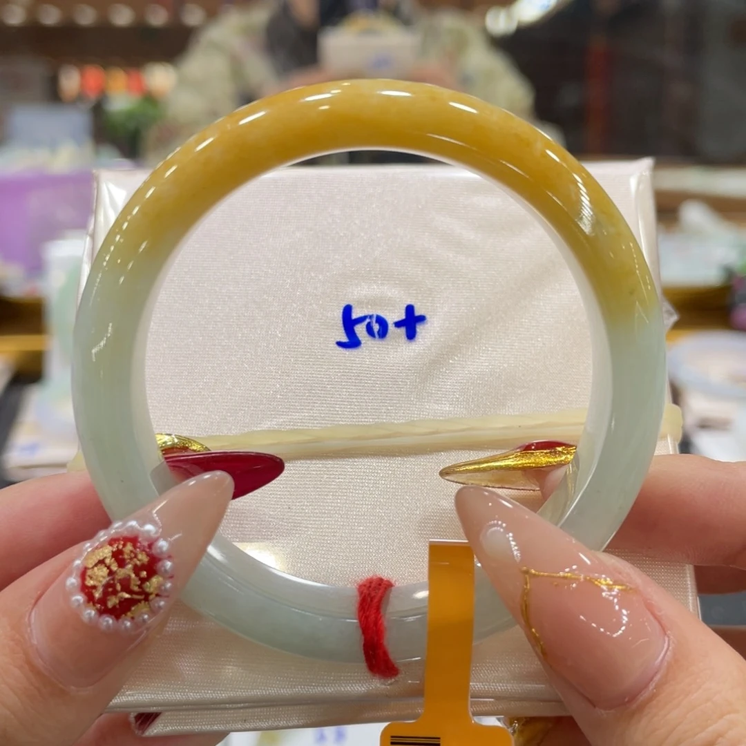 翡翠手镯未镶嵌翡翠