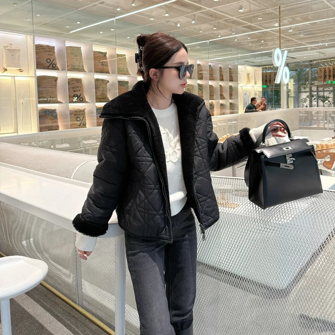 YUNAQIU 秋冬女款藤格纹萎格系列毛领黑色翻领棉服-8700