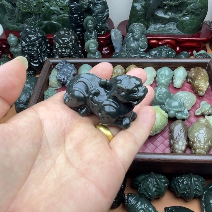 和田玉未镶嵌把件