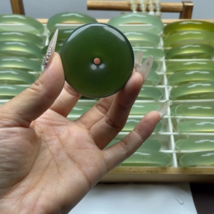 叶****合金蛇纹石玉颈饰