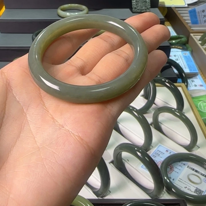 最***想和田玉未镶嵌手镯