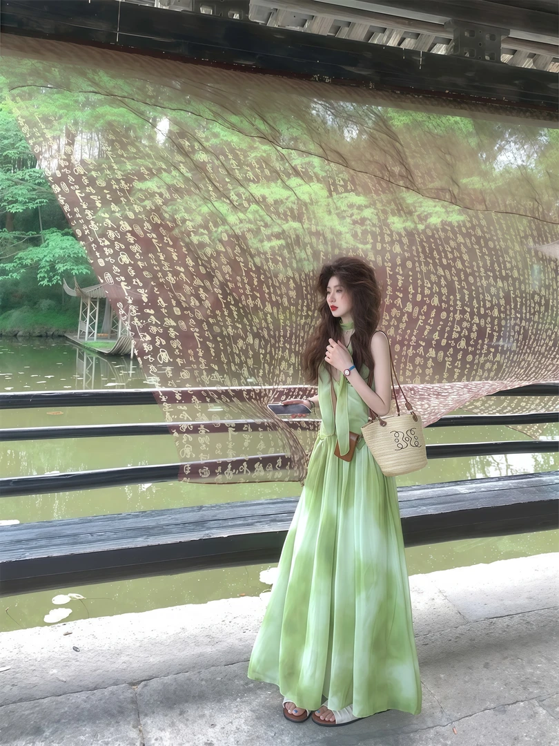 法式V领绿色连衣裙女夏季新款晕染飘带吊带裙收腰海边度假长裙