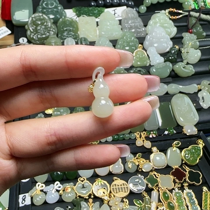 颈饰18K金镶嵌和田玉