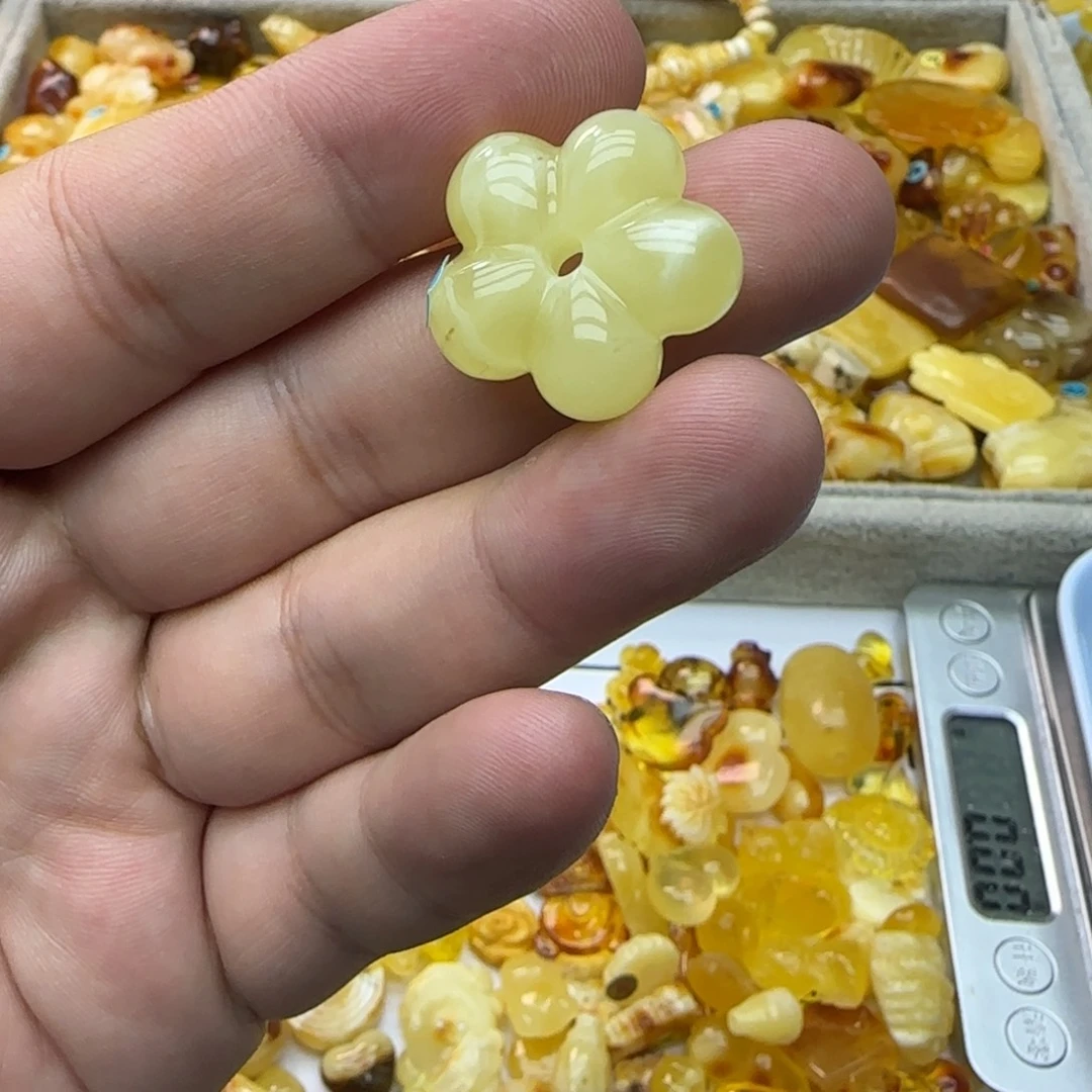 琥珀未镶嵌裸石3.06克有瑕