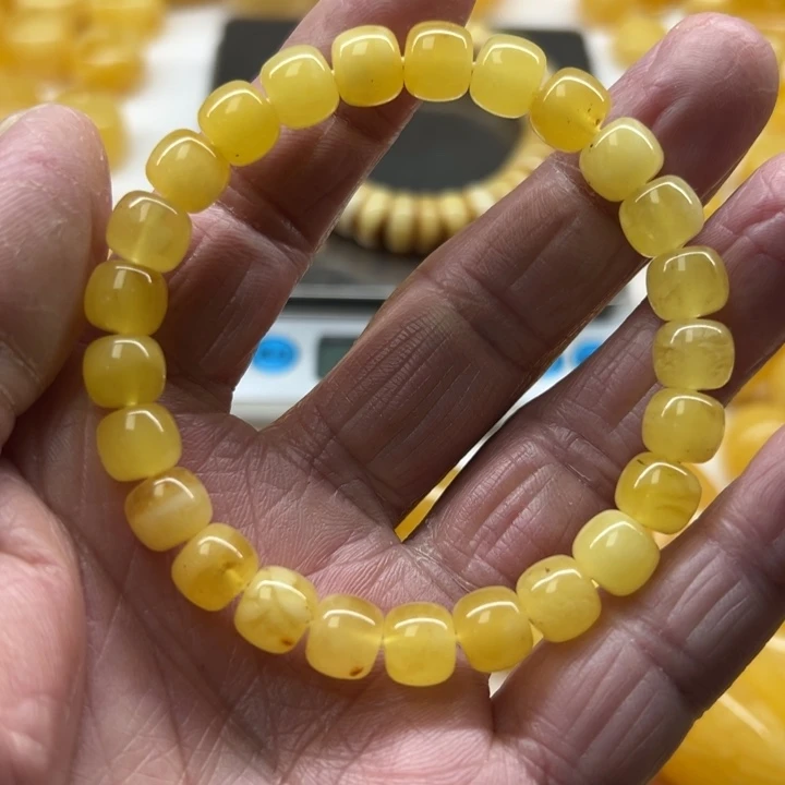 小***郑琥珀未镶嵌裸石原矿瑕的老型手串