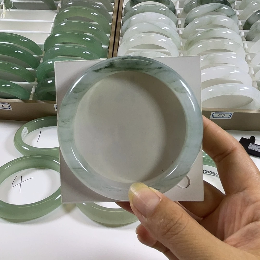 未镶嵌手镯石英质玉（天山翠）