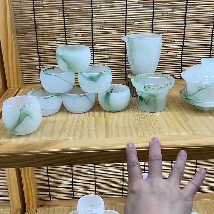 朱***饰琉璃手工艺品飘绿一套，主人杯1