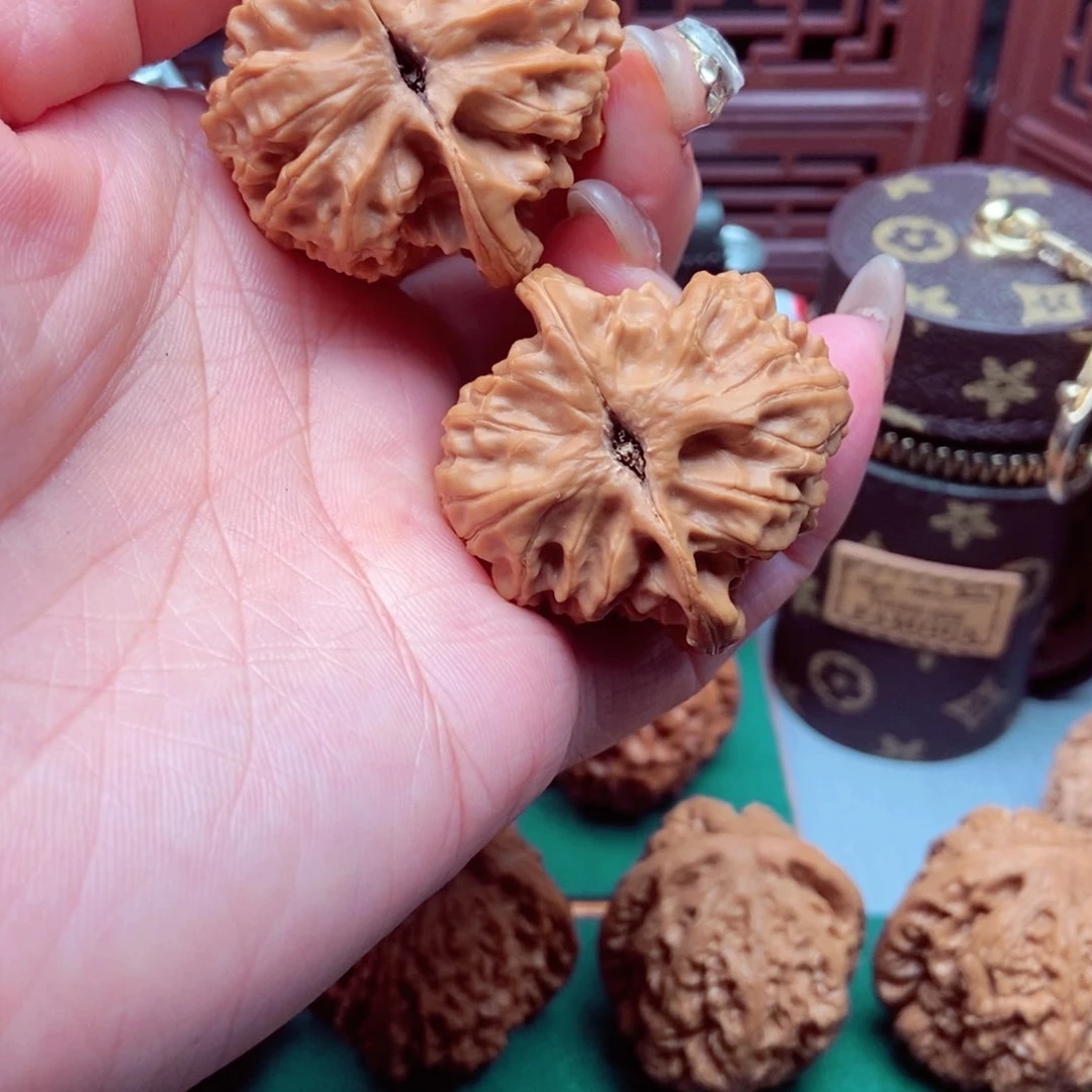 文玩核桃吊坠陈*梨木台