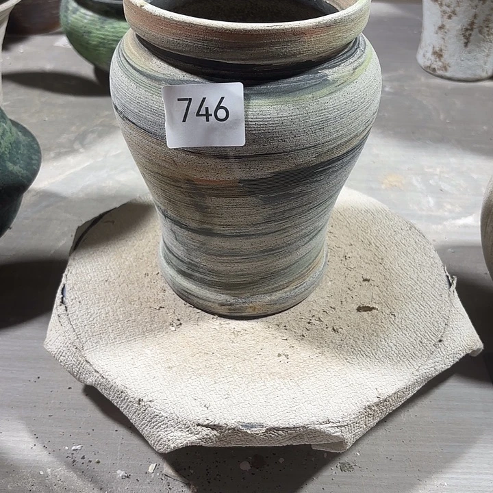 摆件陶高19，口11，瑕疵处理，，有孔，746