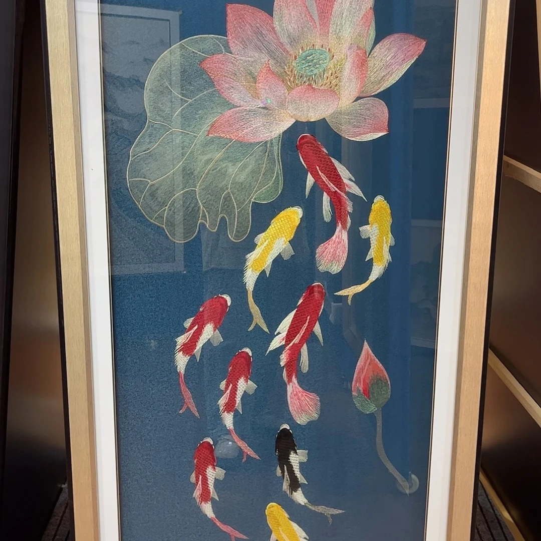 竖款九鱼荷花图刺绣款