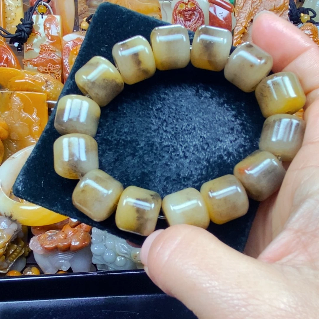 未镶嵌石英质玉（黄龙玉）颈饰
