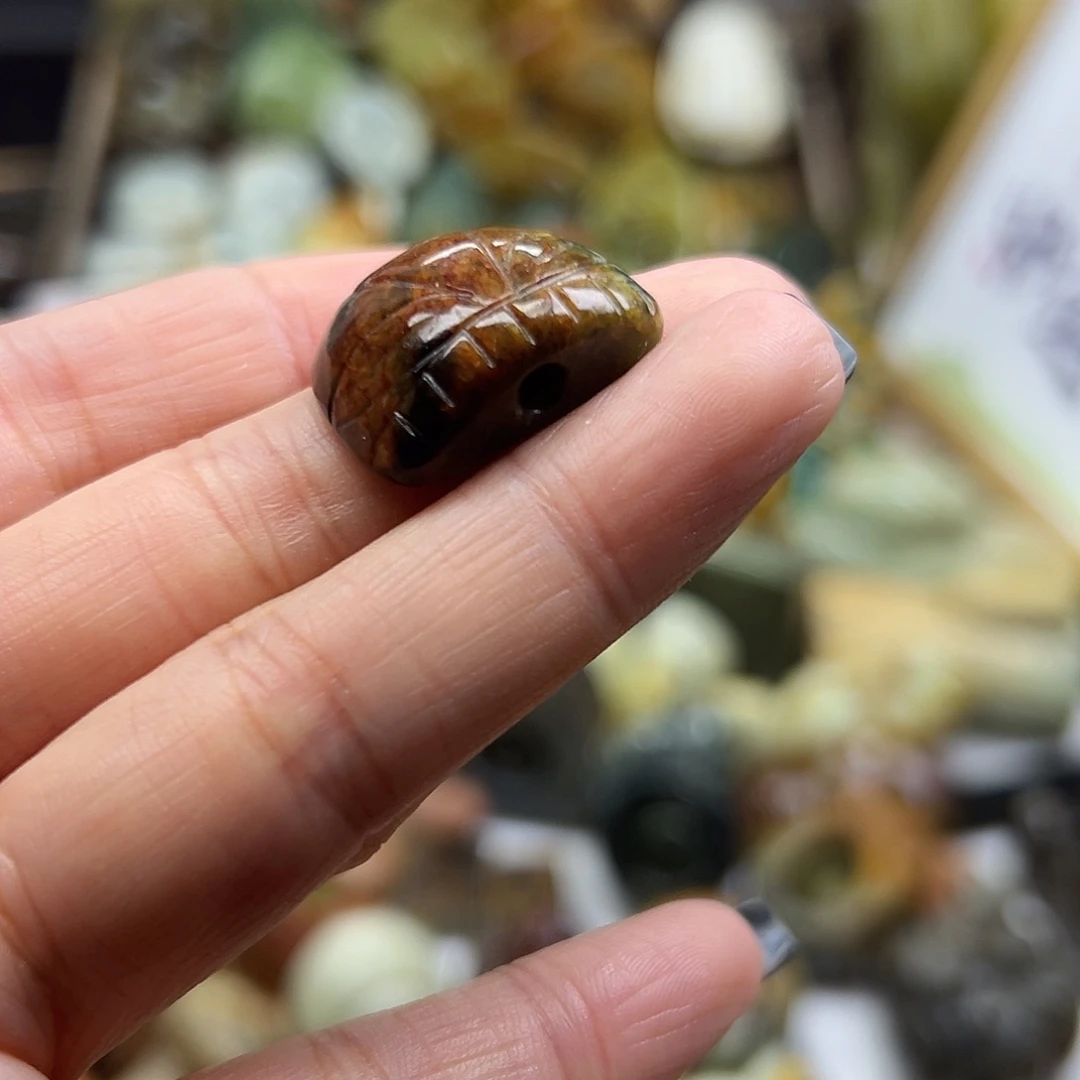 颈饰未镶嵌岫岩河磨玉（透闪石质玉）河磨玉通眼面具