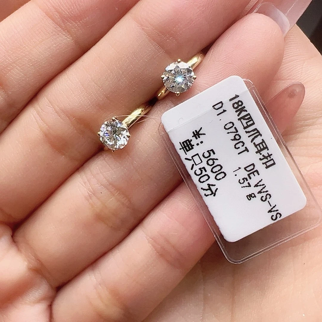 耳环18K金镶嵌合成钻石1.079ct K黄四爪耳扣单只约50分
