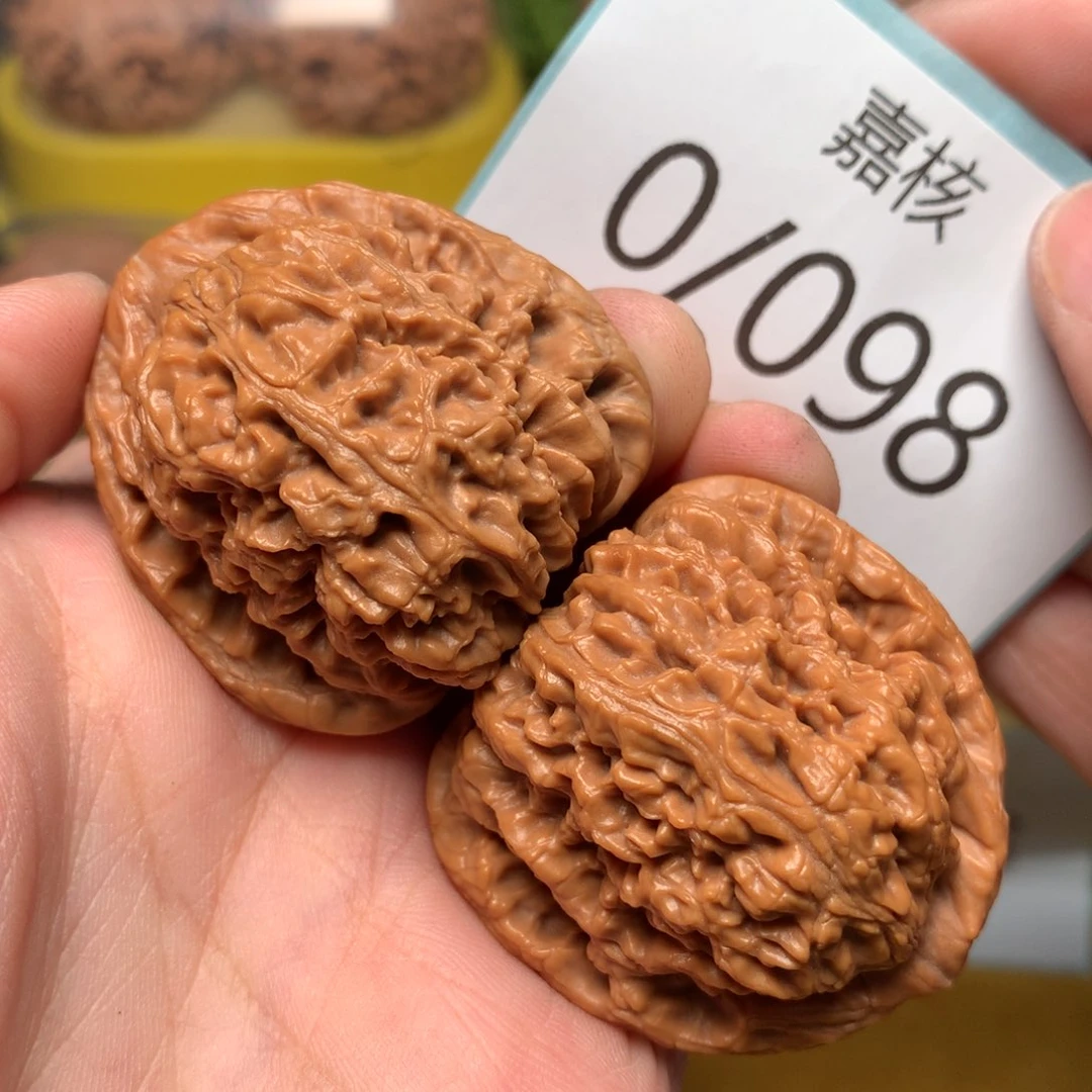 文玩核桃把件红皮三角疆39