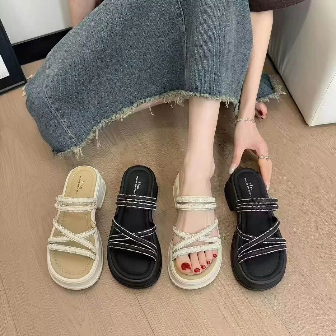 2025新款中老年水钻凉拖鞋增高厚底百搭款两穿网红时尚休闲一字拖