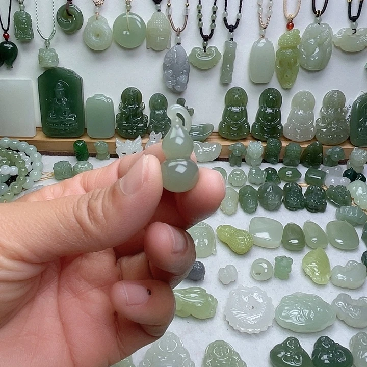 添***和田玉未镶嵌颈饰