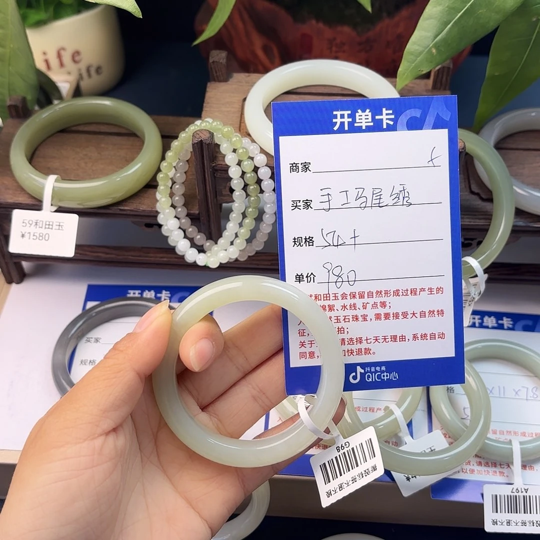 手***姐和田玉未镶嵌手镯