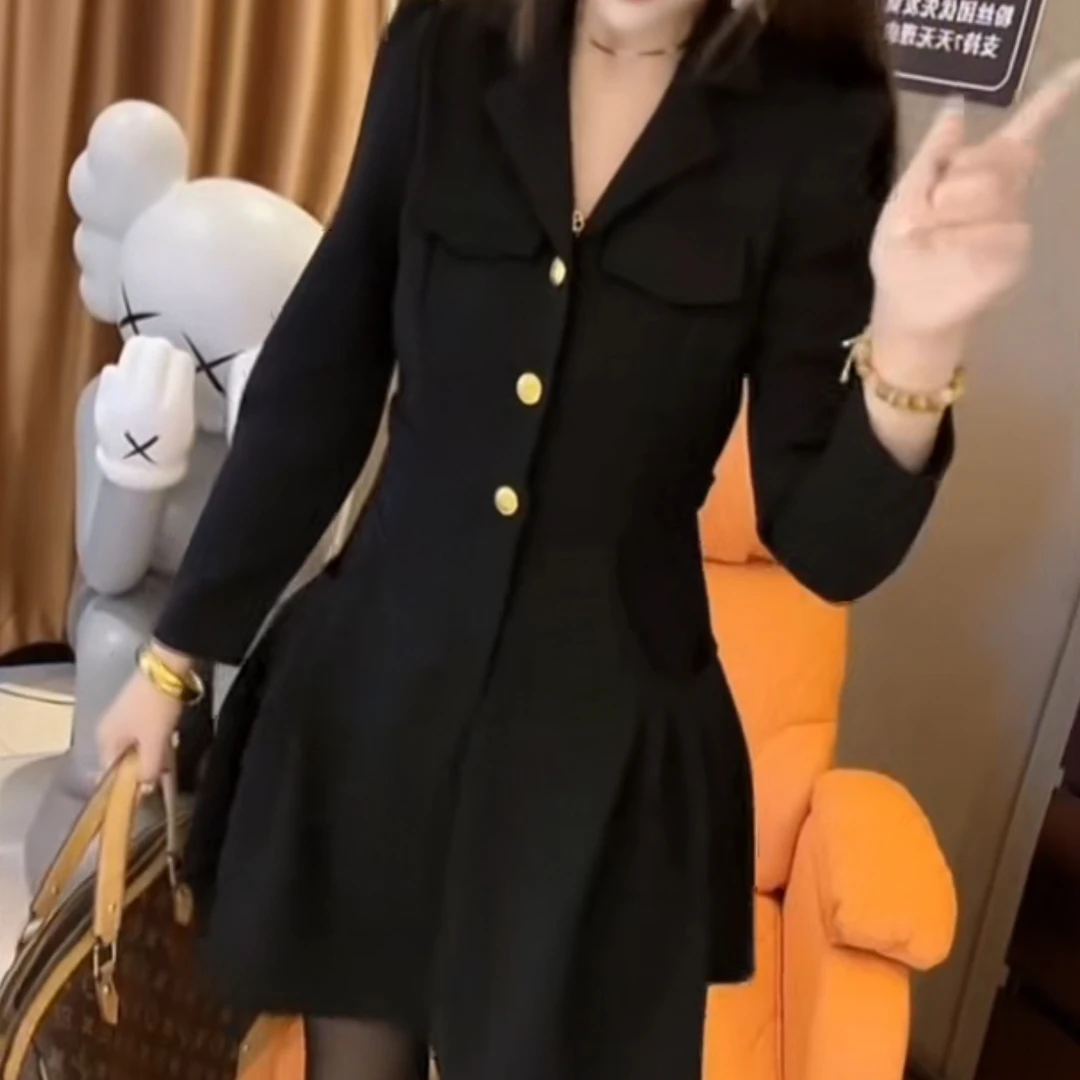 秋冬新款法式轻奢小黑裙高级减龄西装裙收腰显瘦V领A字连衣裙长袖